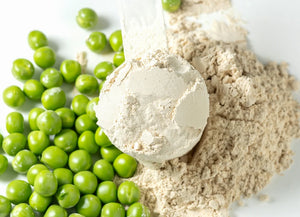 Close-up of a creatine Supplement Facts panel highlighting serving size, grams per scoop, and purity statement on a creatine monohydrate container.